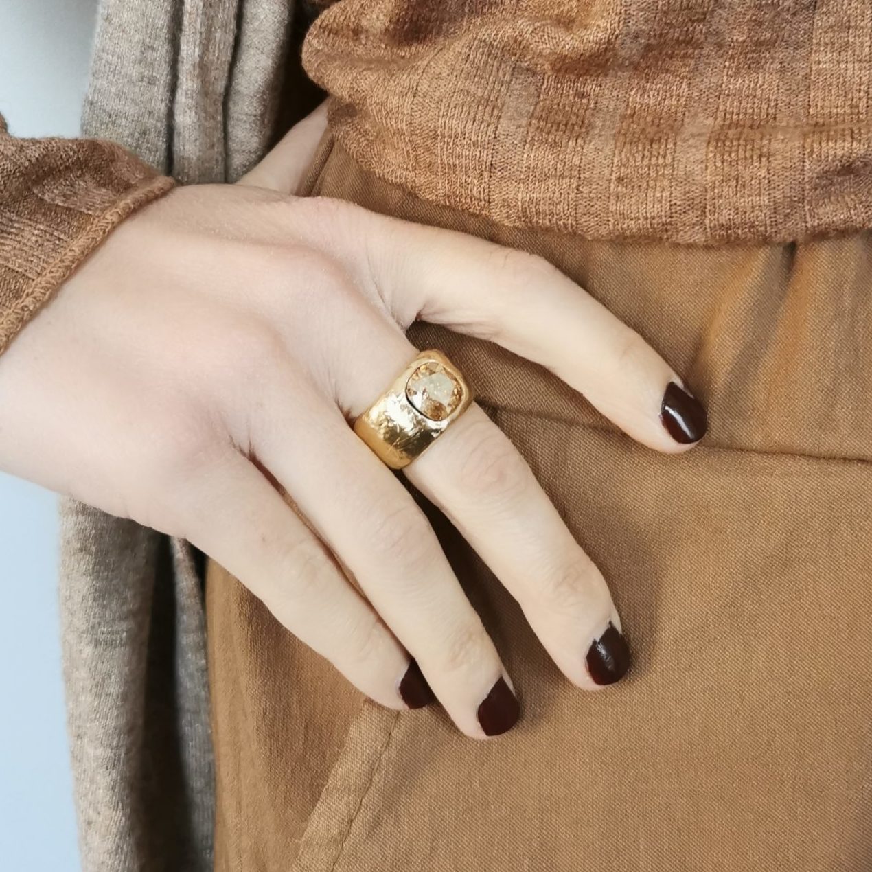 Anillo Dita Grueso en Oro Mate con Cristal Swarovski Golden Shadow