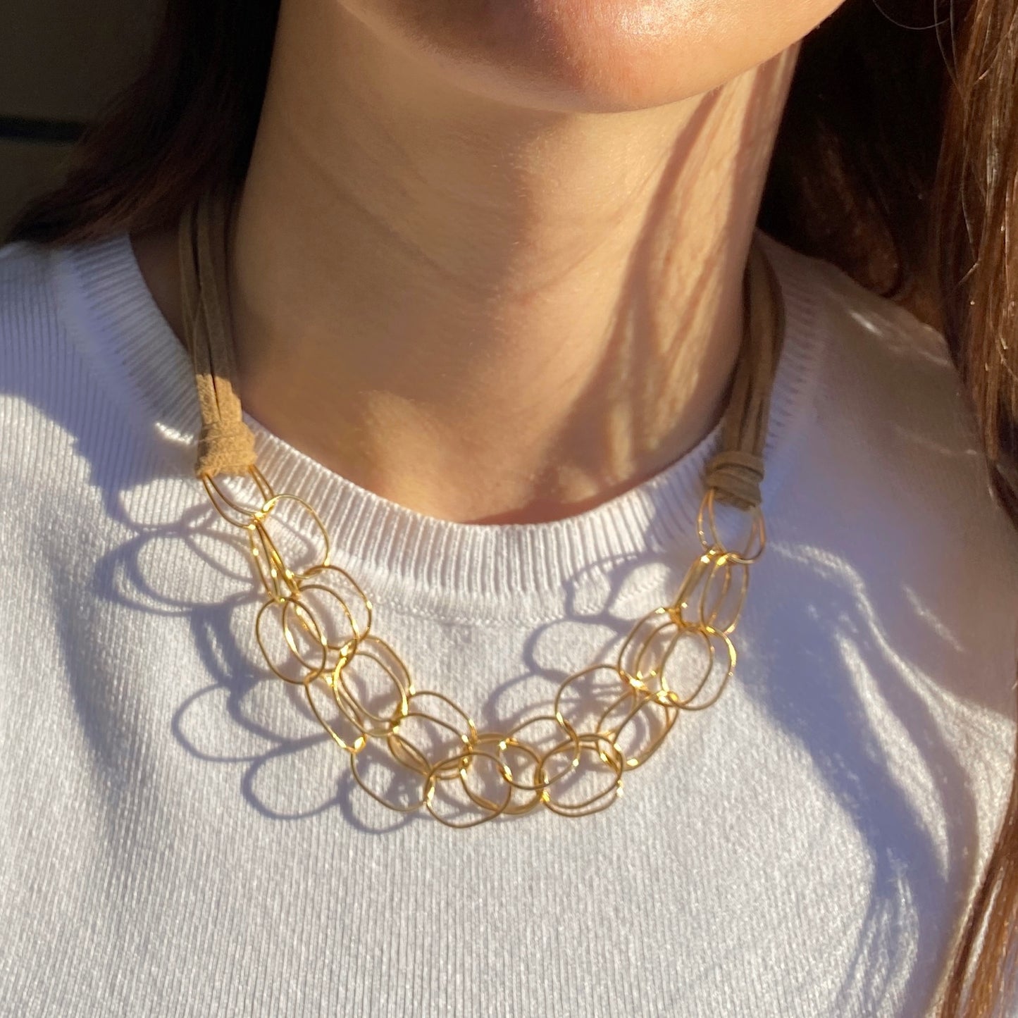 Collar Capri Dorado en Cadenas Superpuestas con Cordón