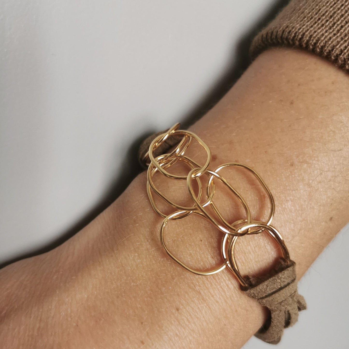 Pulsera Capri Dorada en Cadenas Superpuestas con Cordón
