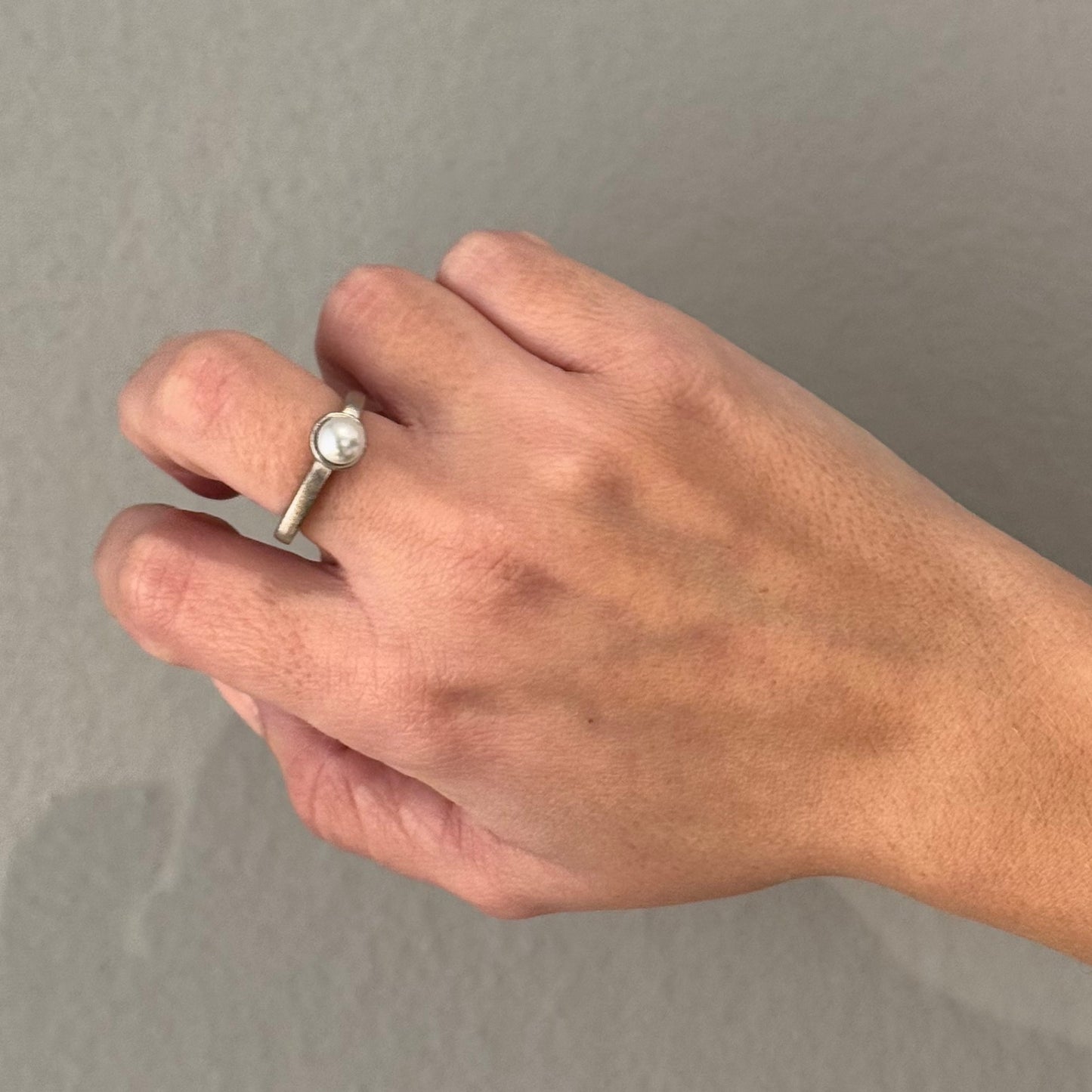 Anillo Dita con Perla en Plata Mate