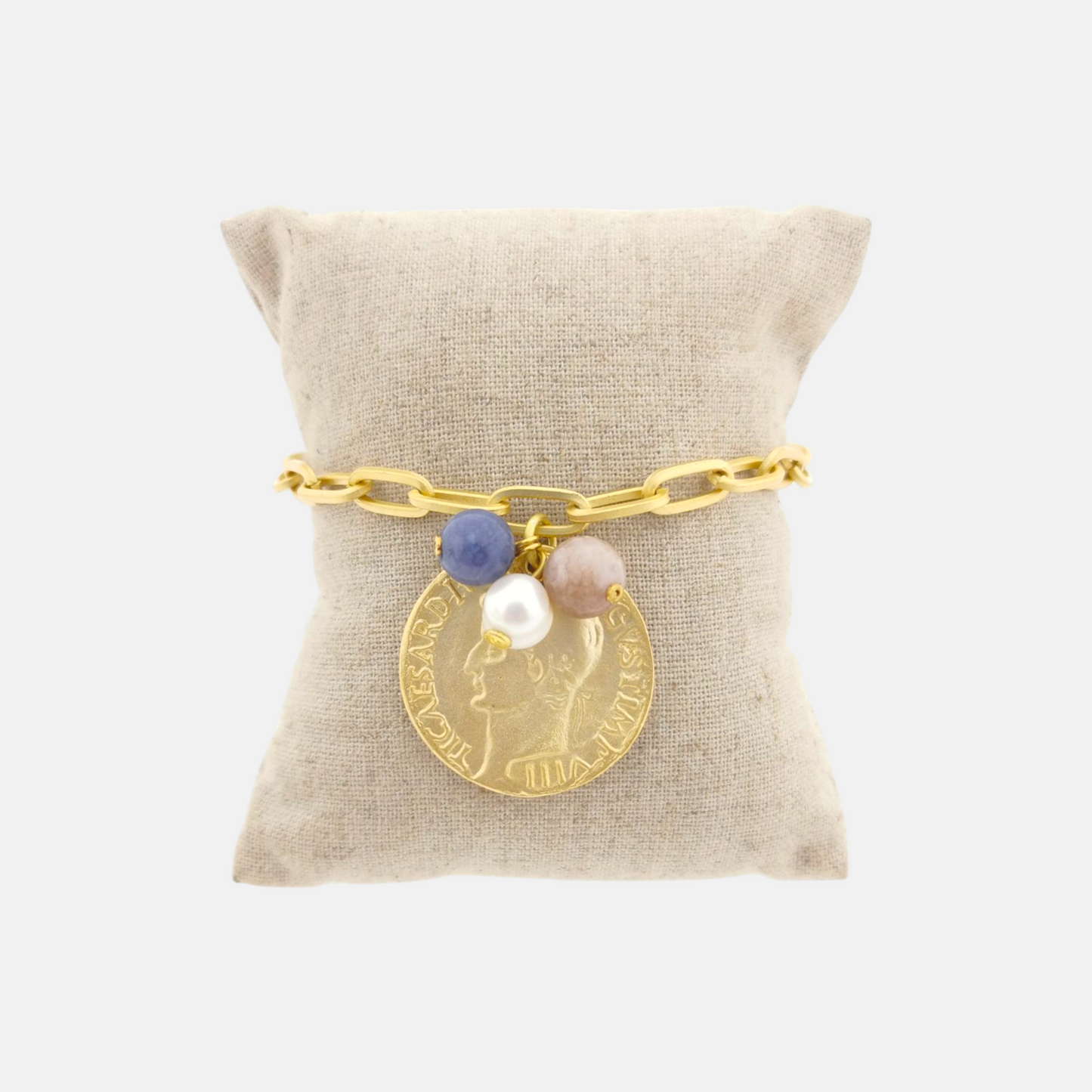 Pulsera Marais en Dorado Mate, con moneda y piedras