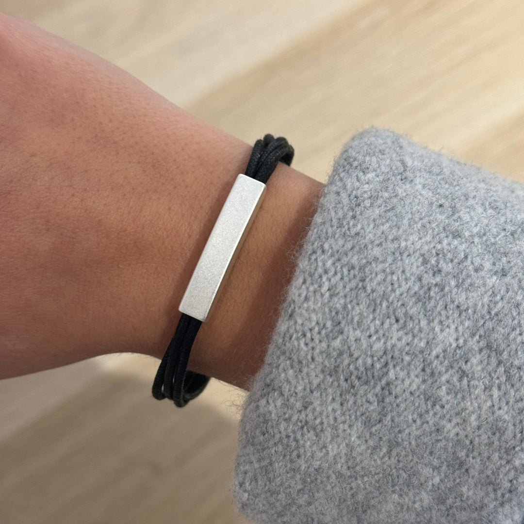 Pulsera Basic en Plata Mate y Cordón Negro