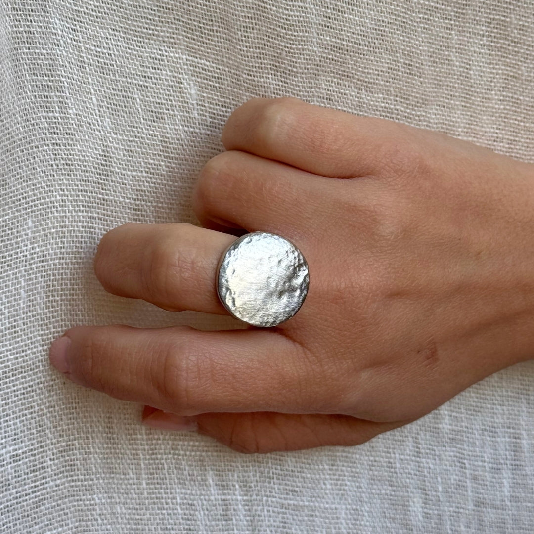 Anillo Dita Circular en Plata Mate y Textura