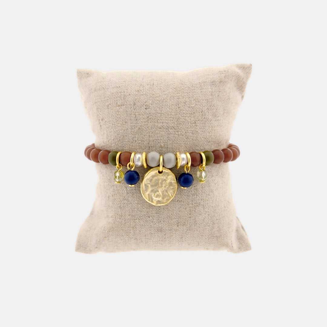 Pulsera Marais en Dorado Mate, con medalla, perlas y piedras