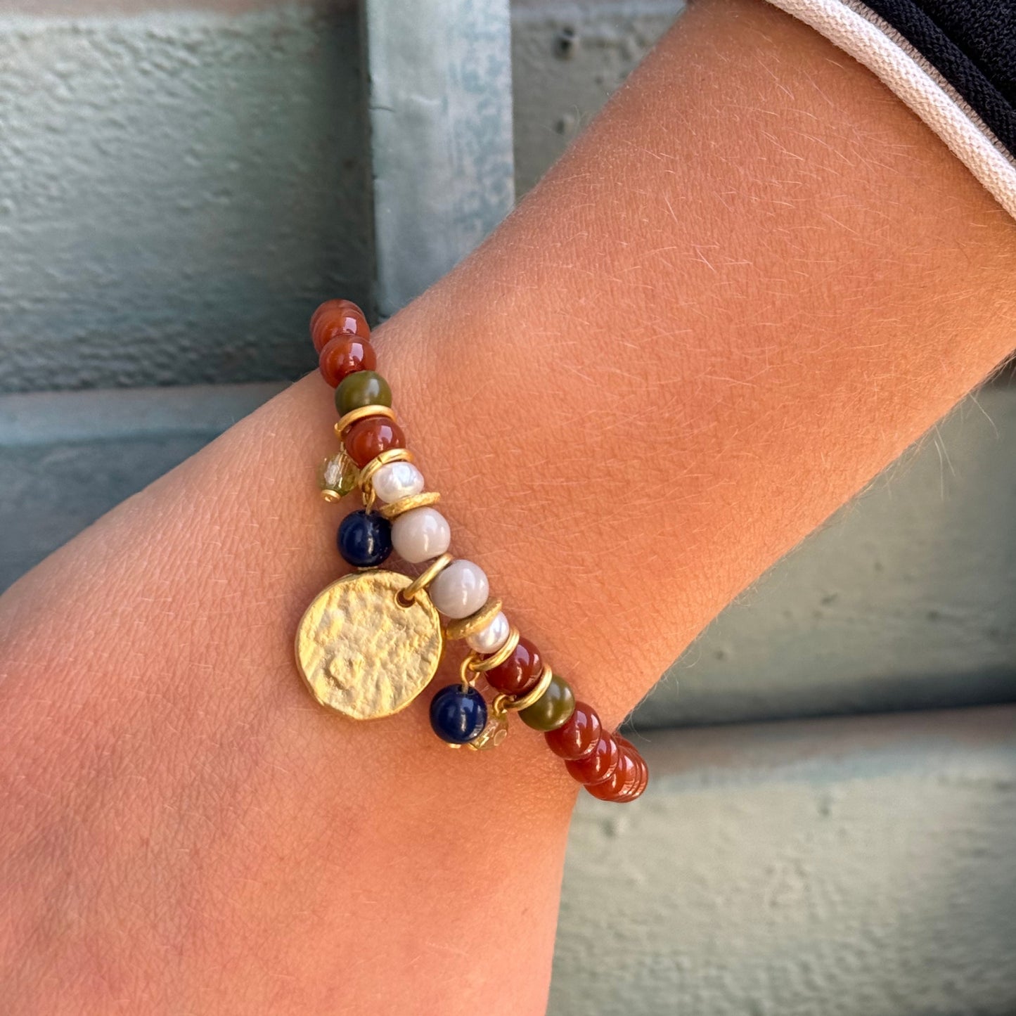 Pulsera Marais en Dorado Mate, con medalla, perlas y piedras