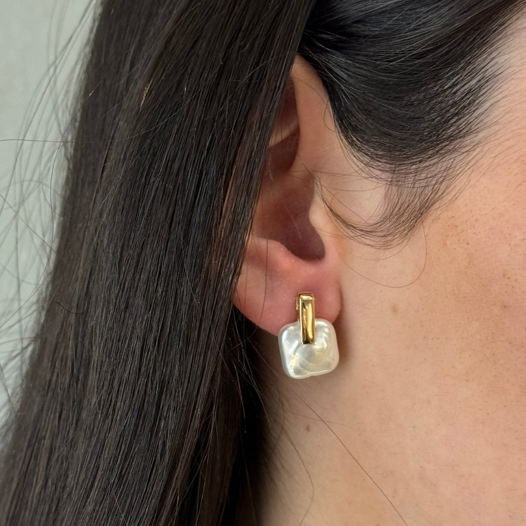 Aros Ceremony Cortos en Dorado Brillante con Perla