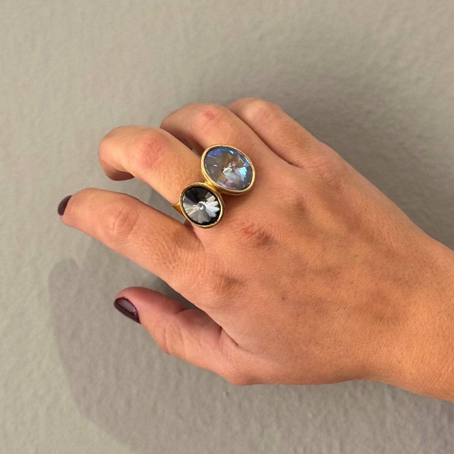 Anillo Dita Dorado Mate con dos Cristales Swarovski en Gris