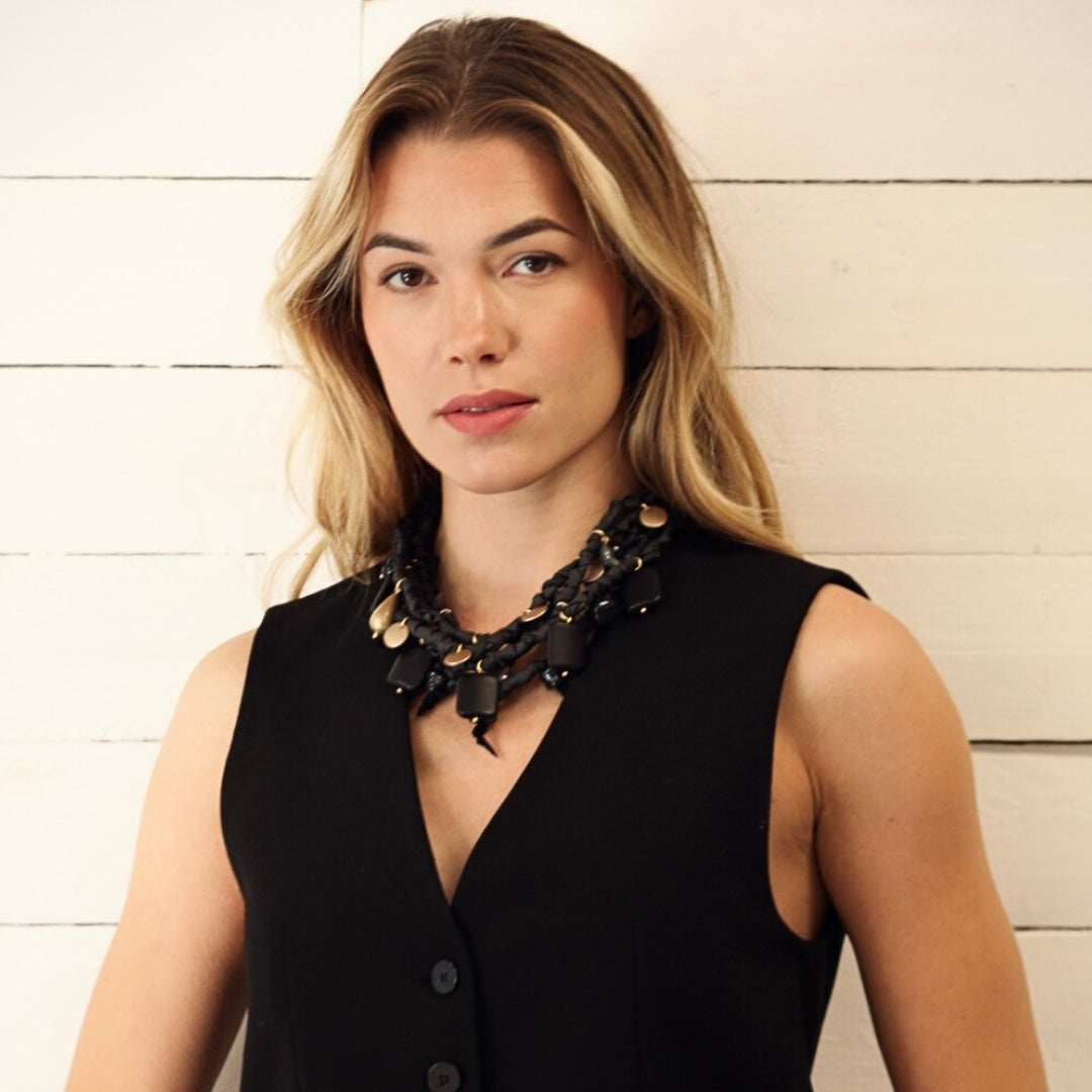 Collar Origins con Cordones y Adornos