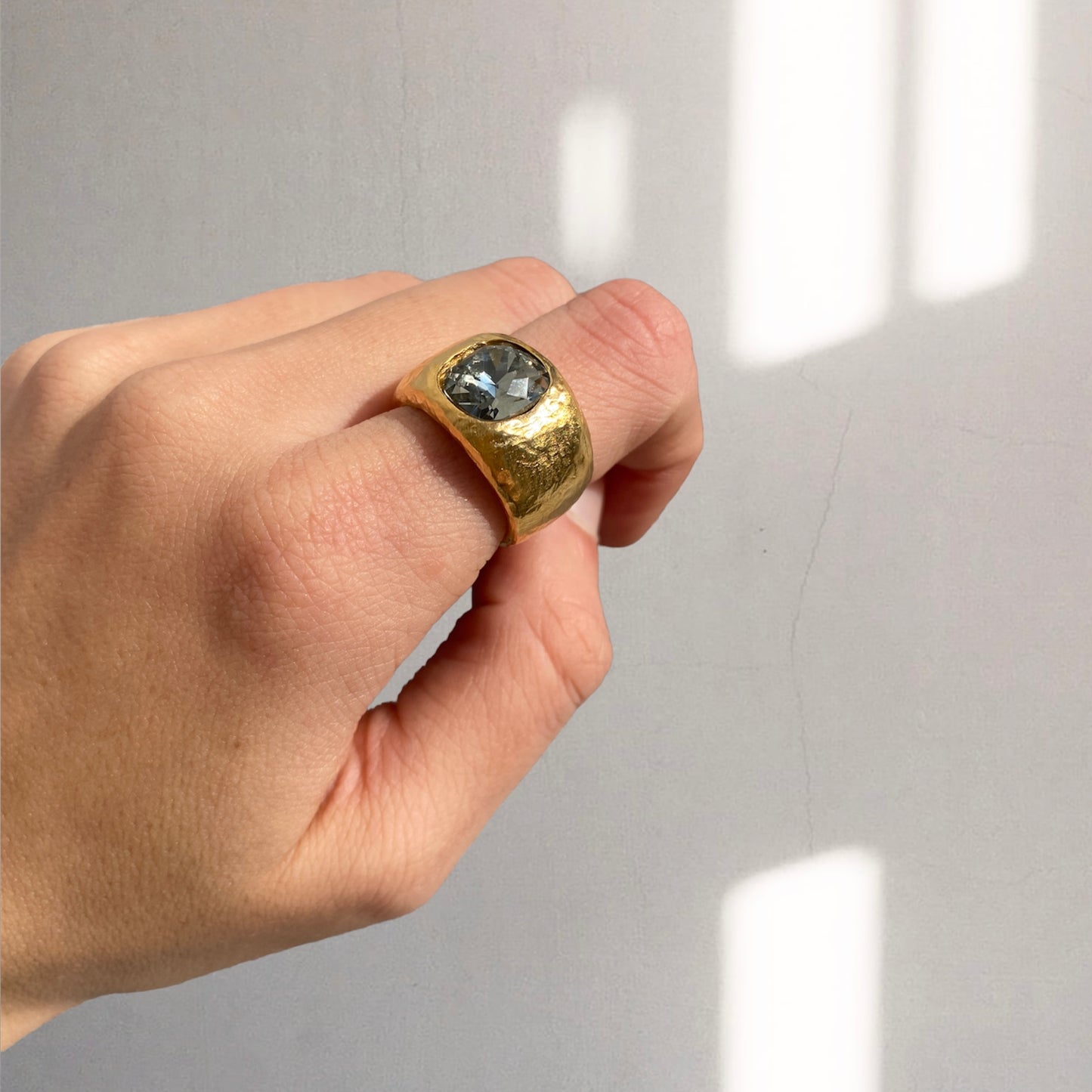 Anillo Dita Grueso en Oro Mate con Cristal Swarovski