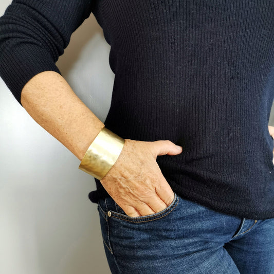 Pulsera Aire Ancha Irregular en Dorado Mate