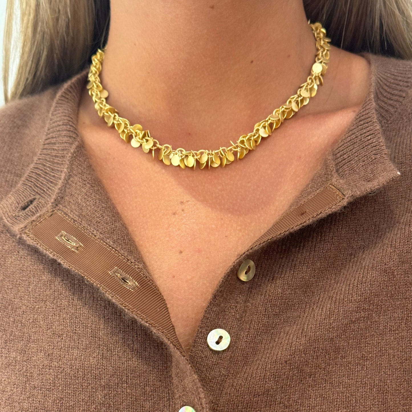 Collar Essential Con Mini Placas en Dorado Mate