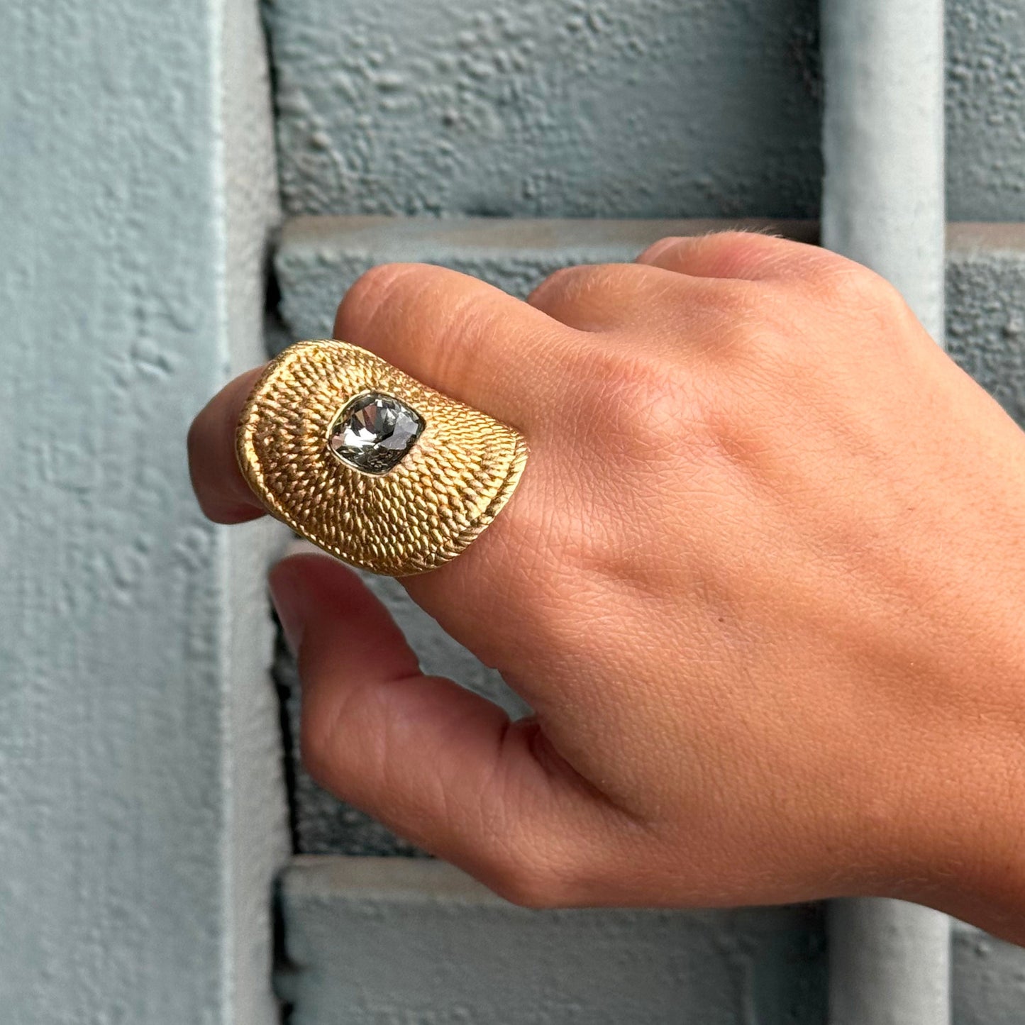 Anillo Dita Chapado Oro Mate con Cristal Swarovski
