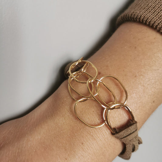Pulsera Capri Dorada en Cadenas Superpuestas con Cordón
