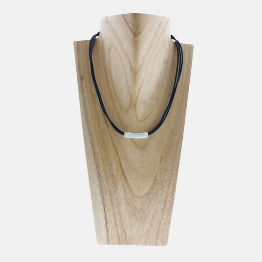 Collar Basic con Cordón Negro y Barra Plata Mate