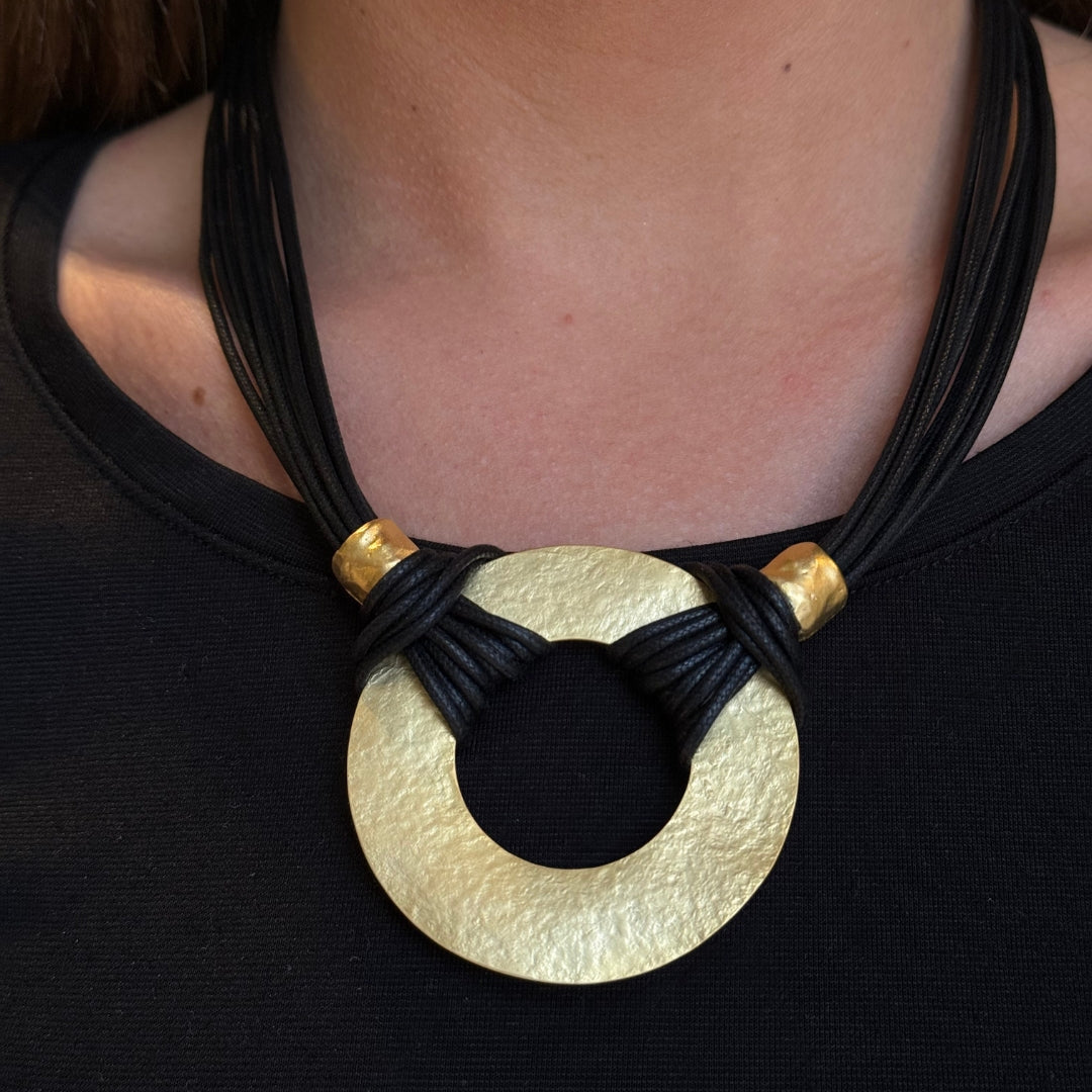 Collar Origins con Cordones negros  y Adorno Dorado Mate
