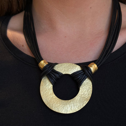 Collar Origins con Cordones negros  y Adorno Dorado Mate