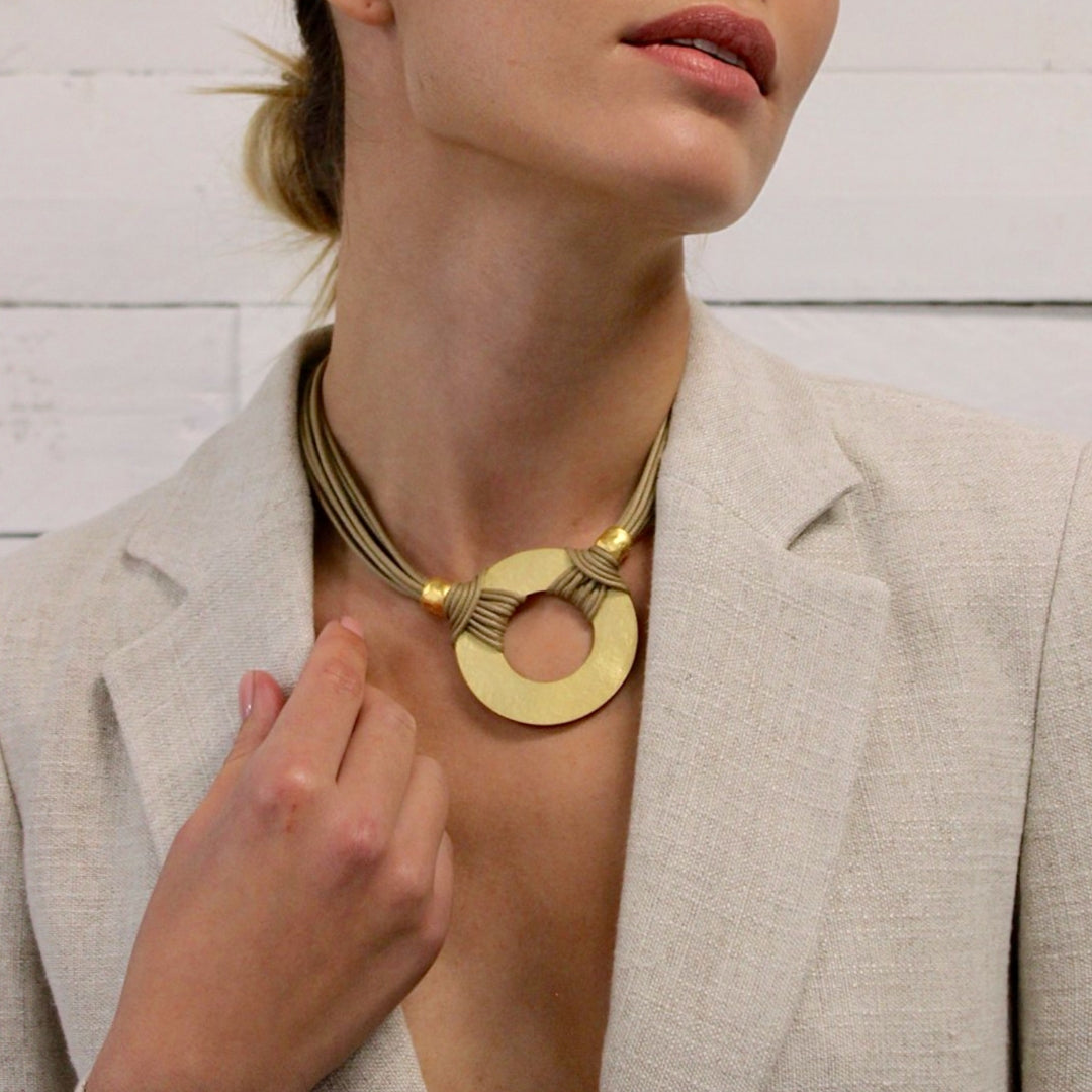 Collar Origins con Cordones Tierra  y Adorno Dorado Mate