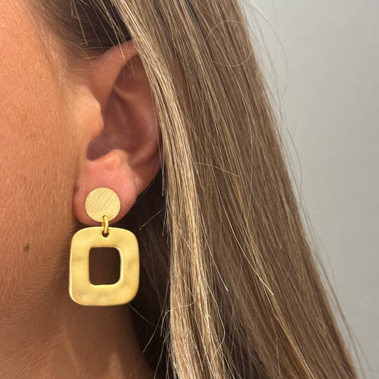 Aros Essential en Dorado Mate Cuadrado irregular