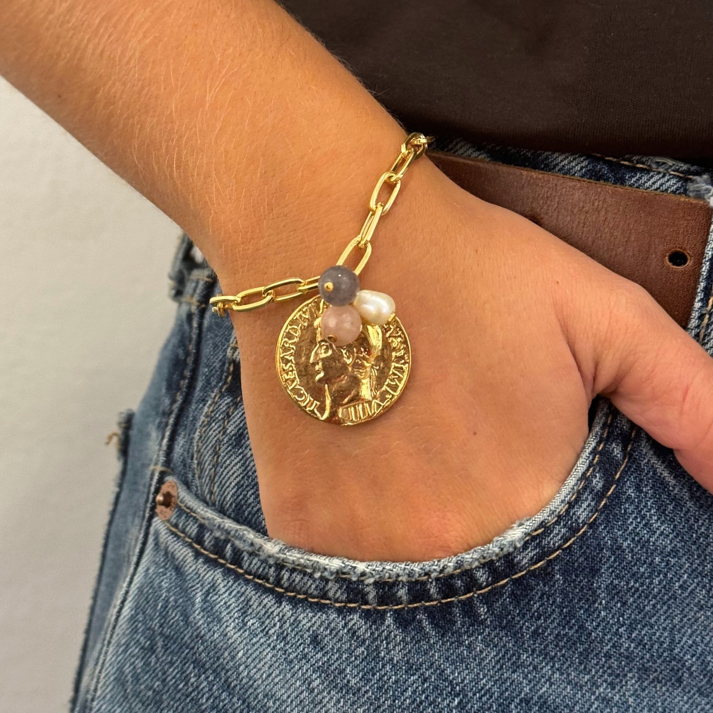 Pulsera Capri en Dorado Brillante, medalla, perla y piedras