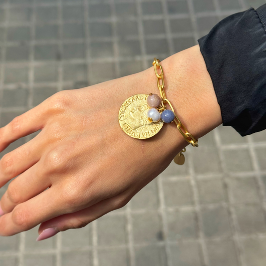 Pulsera Marais en Dorado Mate, con moneda y piedras