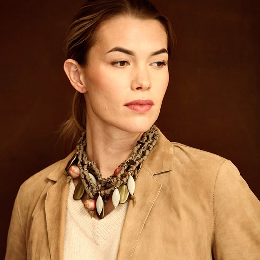 Collar Origins con Cordones y Adornos