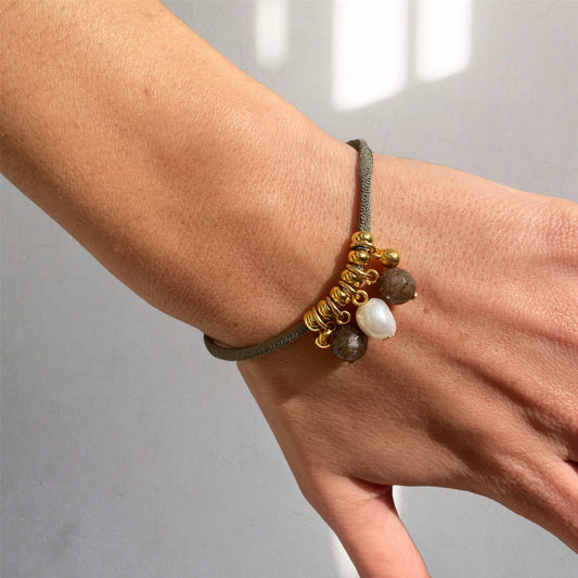 Pulsera Capri con Cordón, Perlas y Piedra