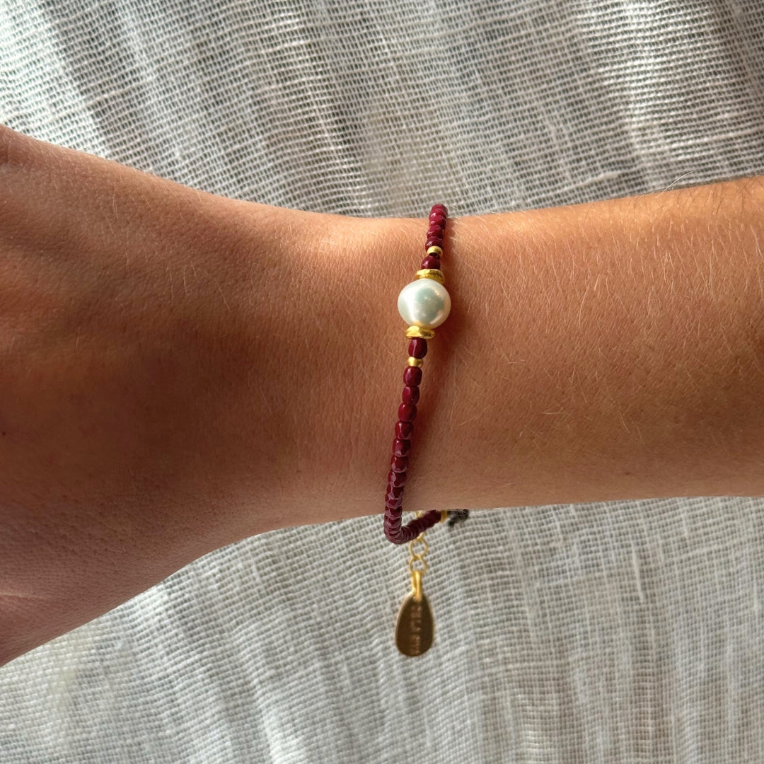 Pulsera Marais Granate en Dorado Mate con Perla