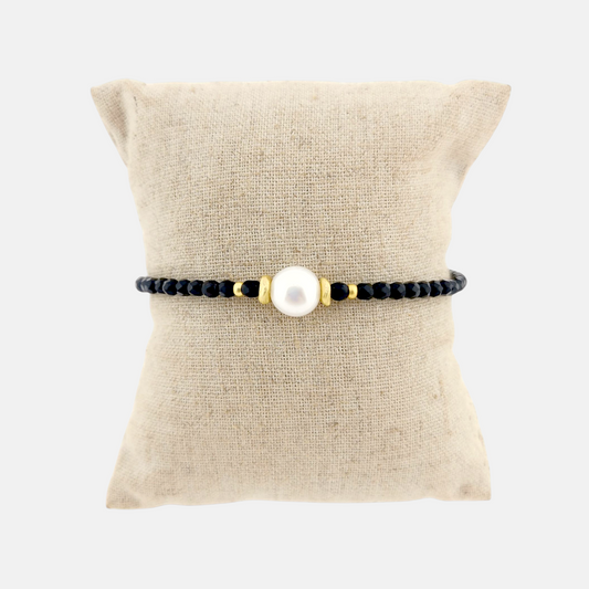 Pulsera Marais Negra en Dorado Mate con Perla