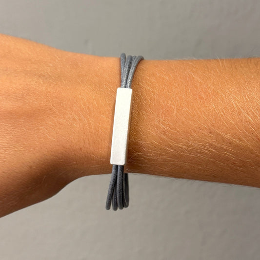 Pulsera Basic en Plata Mate y Cordón Gris