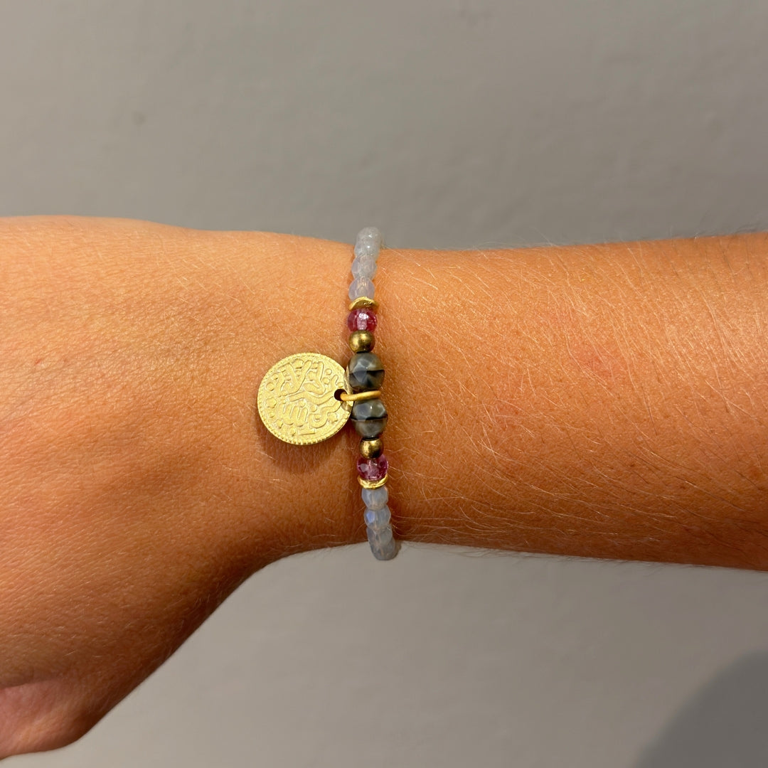 Pulsera Marais en Dorado Mate, con medalla y piedras