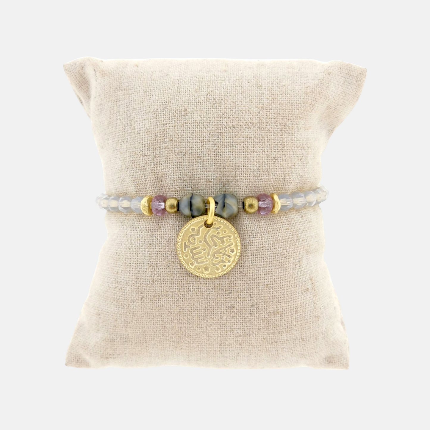 Pulsera Marais en Dorado Mate, con medalla y piedras