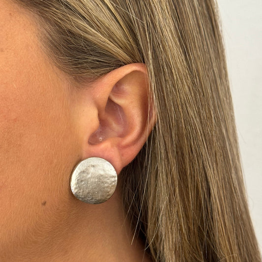 Aros Dita Circular en Plata Mate y Textura