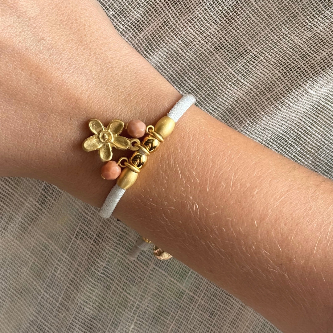 Pulsera Mediterránea con Flor y Piedras en Dorado Mate