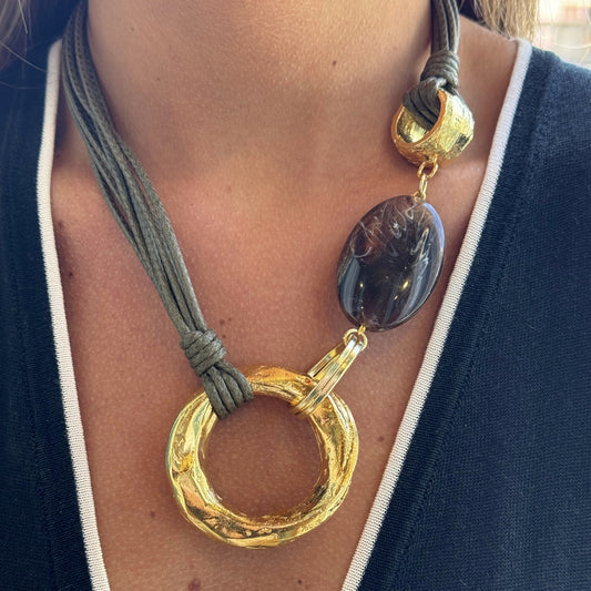 Collar Origins en Dorado Brillante con Cordón y Adornos