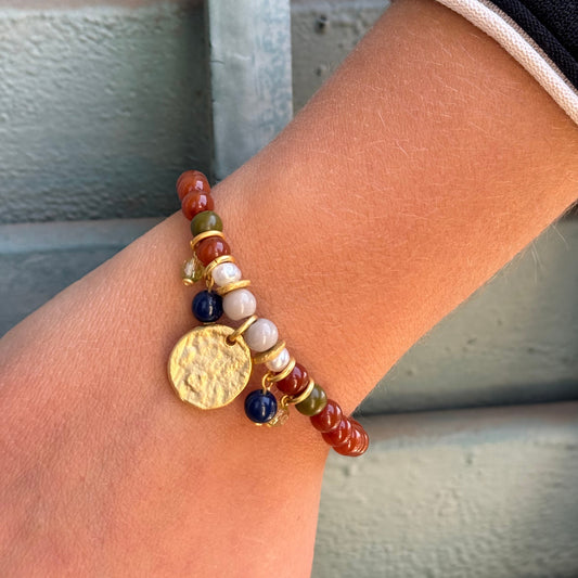 Pulsera Marais en Dorado Mate, con medalla, perlas y piedras