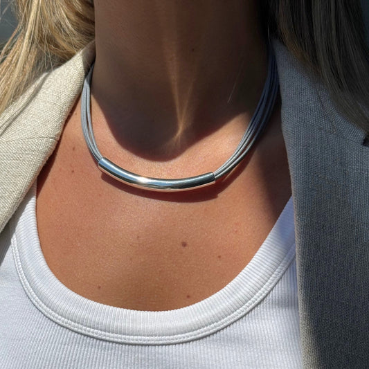 Collar Capri Plateado Brillante con Cordón Gris