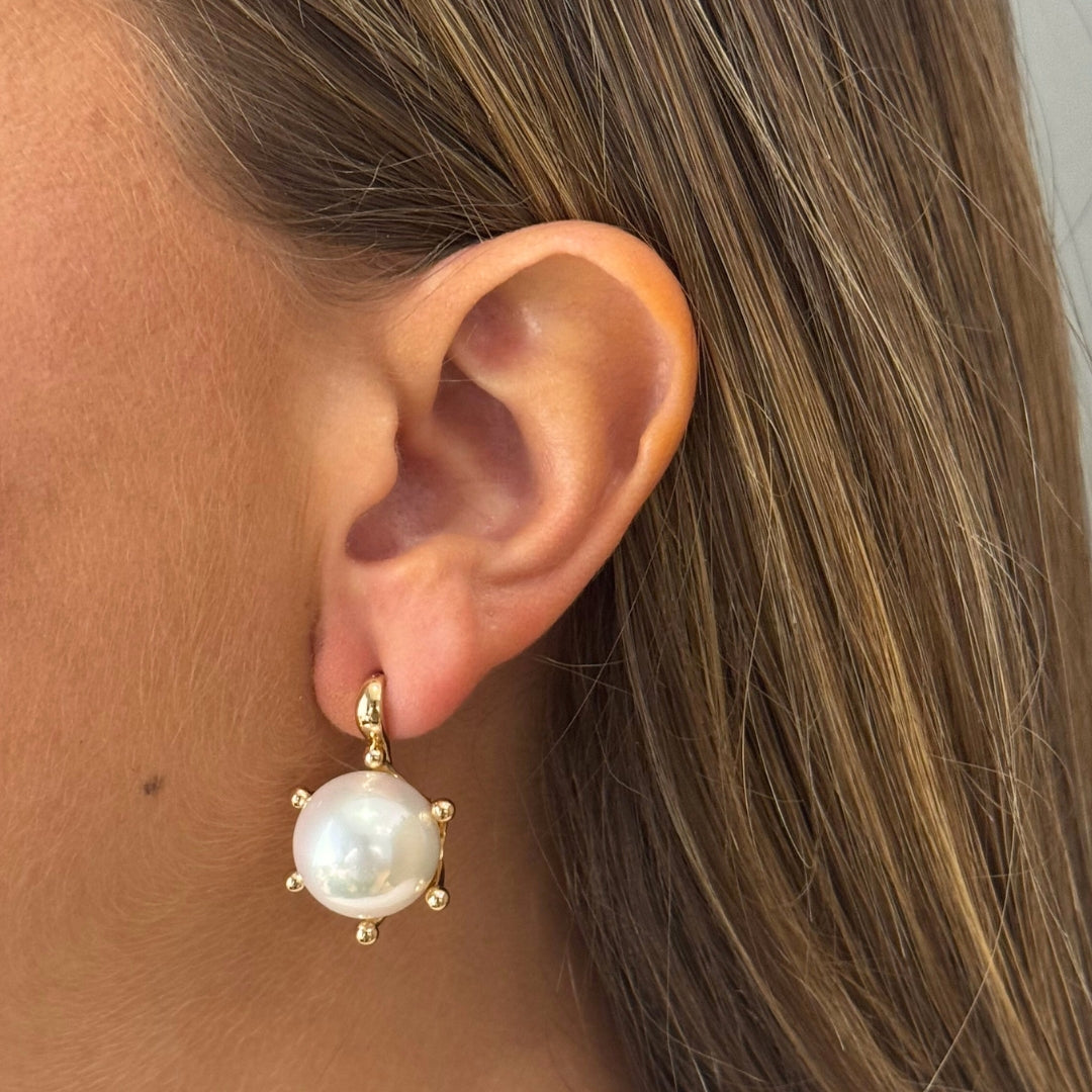 Aros Ceremony Chapado en Oro Brillante con Perla de Cristal