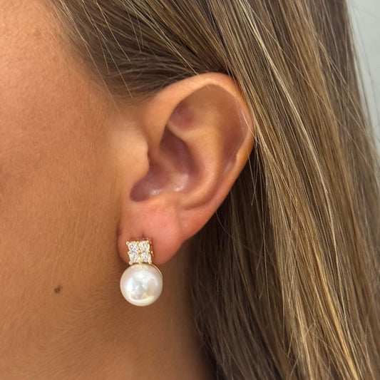 Aros Ceremony Cortos en Dorado Brillante con Perla y Cristales
