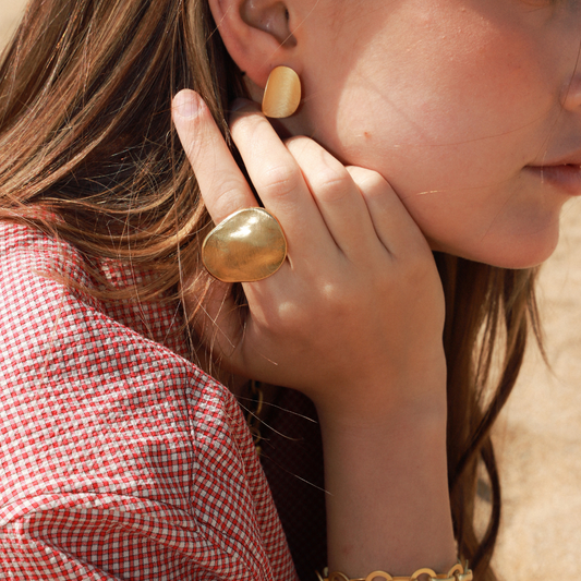 Anillo Dita Irregular en Dorado Mate