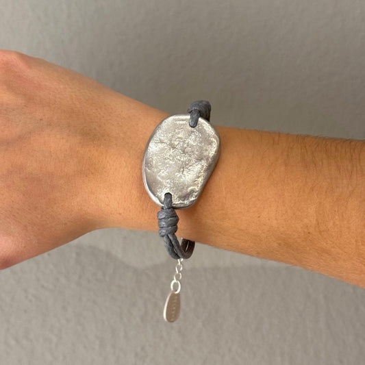 Pulsera Essential con Placa en Plata Mate y Cordón Gris