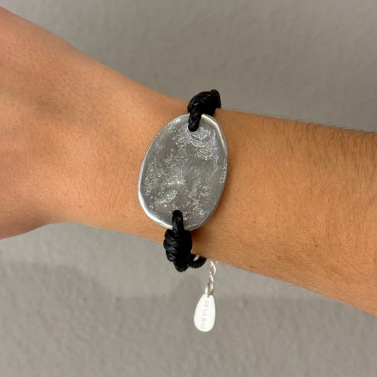 Pulsera Essential con Placa en Plata Mate y Cordón Negro