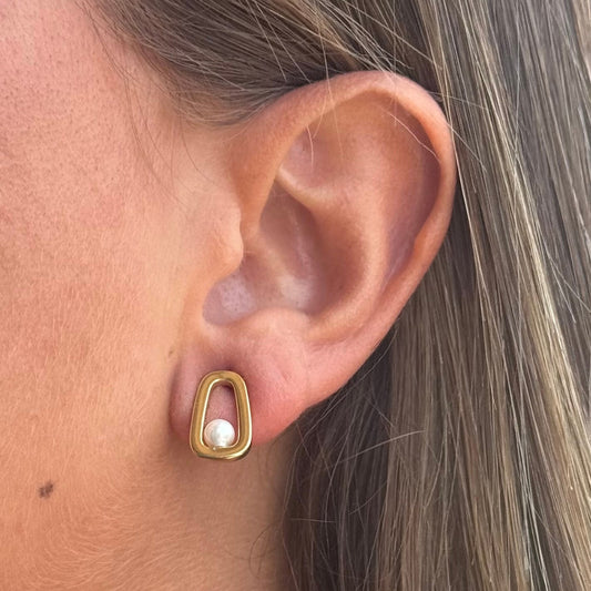 Aros Ceremony Cortos en Dorado Brillante con Perla Pequeña