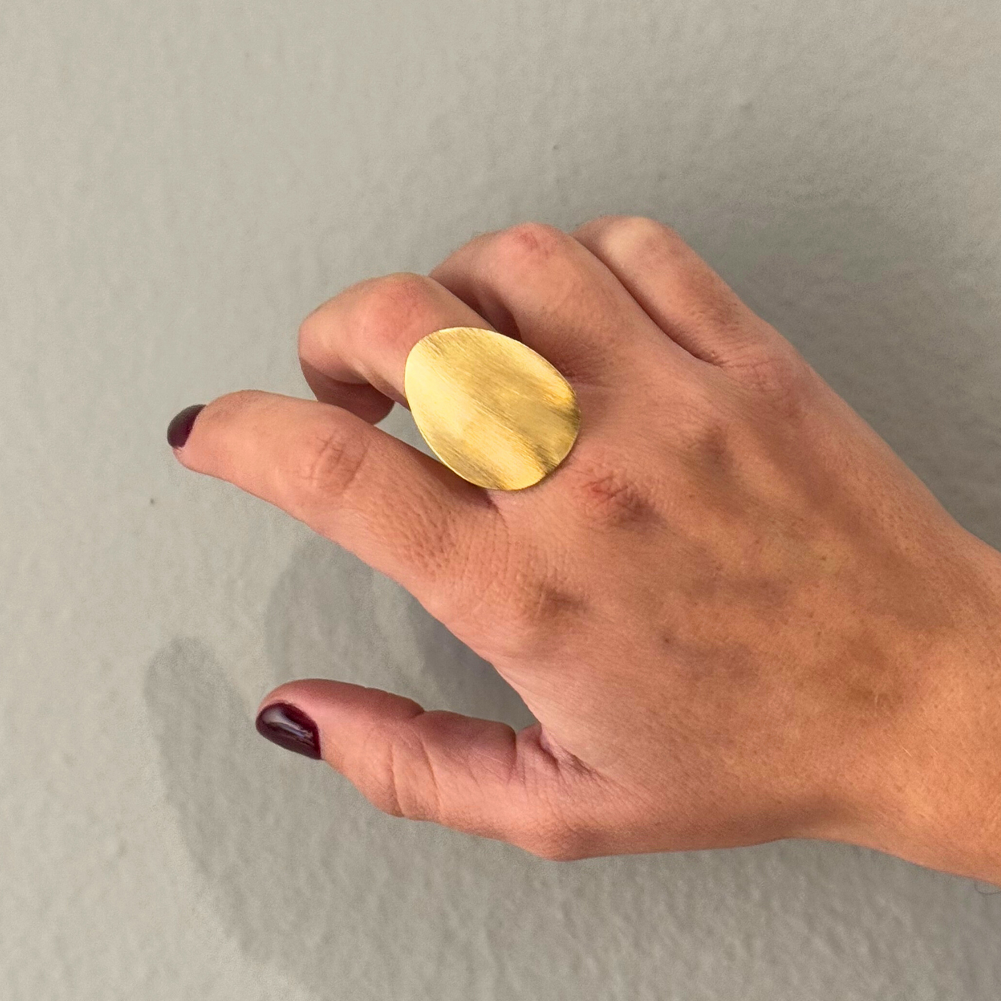Anillo Dita Ovalo Chapado en Oro Mate