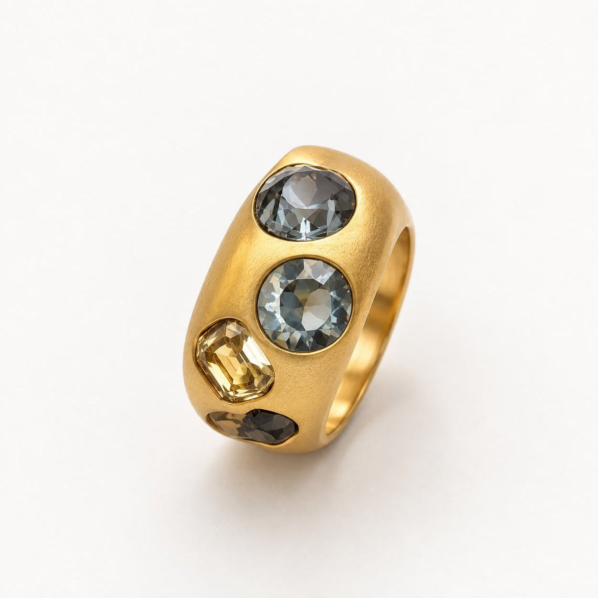 Anillo Dita Dorado Mate con Cuatro Cristales Swarovski