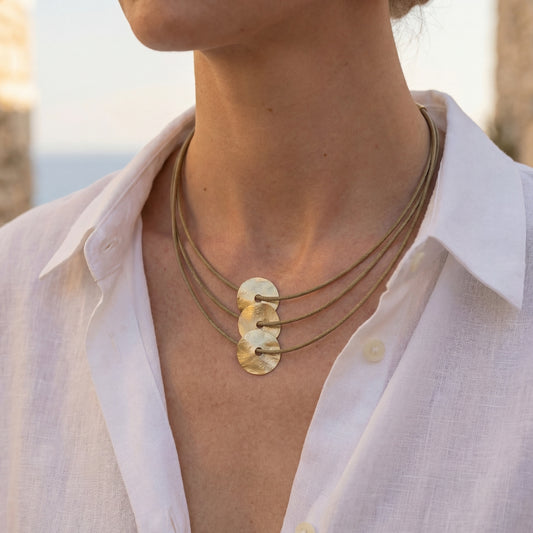 Collar Essential Con Cordón Tierra y Placas en Dorado Mate