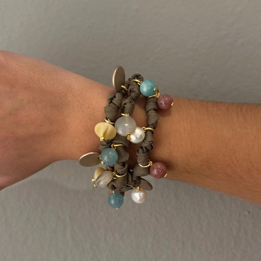 Pulsera Origins con Cordones color Visón, Adornos y Perlas.