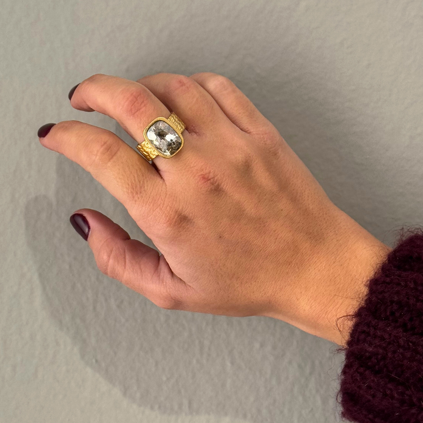 Anillo Dita Chapado en Oro Mate con Cristal Swarovski