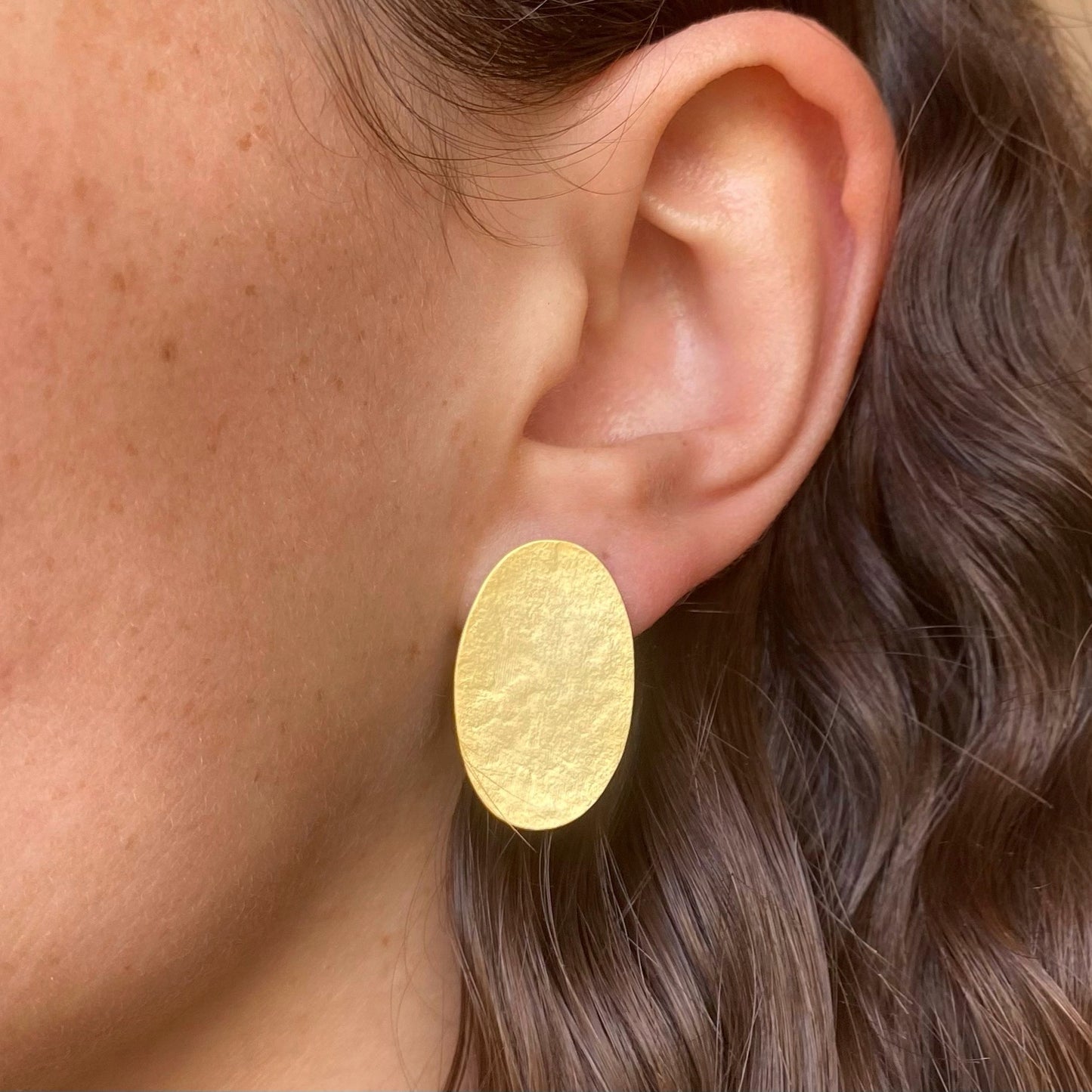 Aros Aire Óvalo Corto en Oro Mate