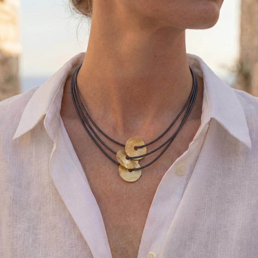 Collar Essential Con Cordón Antracita y Placas en Dorado Mate
