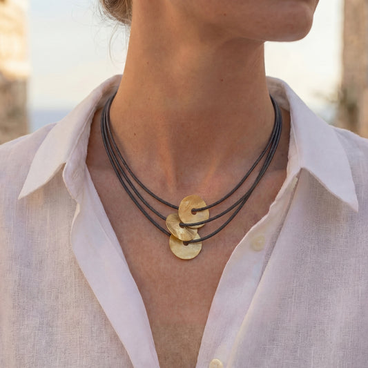 Collar Essential Con Cordón Antracita y Placas en Dorado Mate